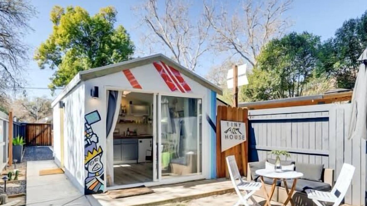 Southeastern Sacramento Apartment | TINY ART HOUSE near the beat
