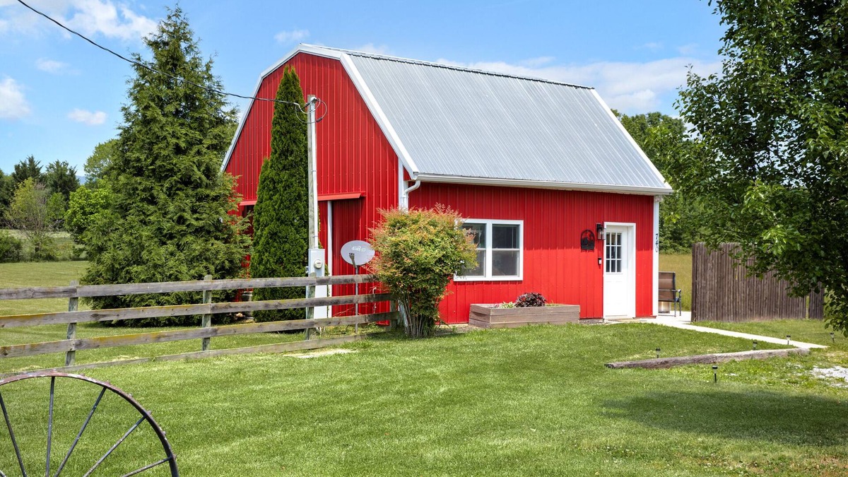 Luray House | Tiny Barn w/Modern Charm on 3 Acres, Mountain and Pasture Views- Sleeps 4