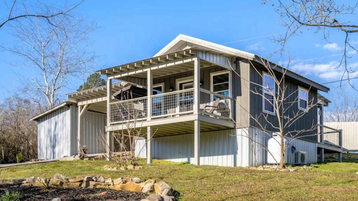 Trenton Cabin | Tiny Cabin Escape - Mountain Views, 30 Min Downtown Chattanooga, Dog Friendly - Cloudland Canyon