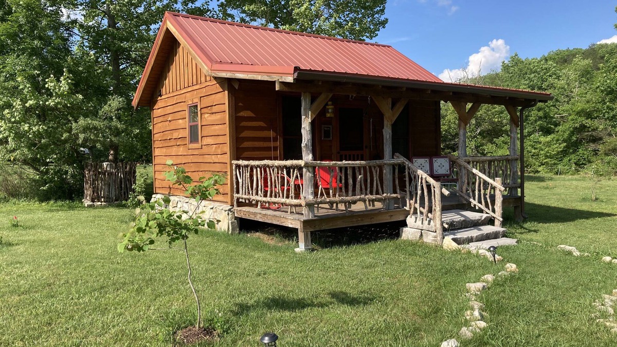 Forsyth Cabin | Tiny cabin farm stay!