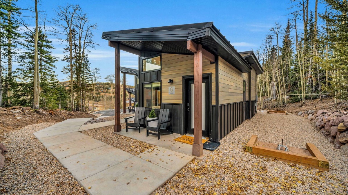 Steam Engine Meadows Cabin | Tiny Cabin Getaway #6 @Unplug Resort, Sauna, Full Kitchen