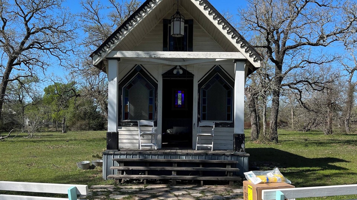 Garfield Cabin | Tiny Chapel Glamping 20 Minutes from ATX, 10 Minutes from COTA.