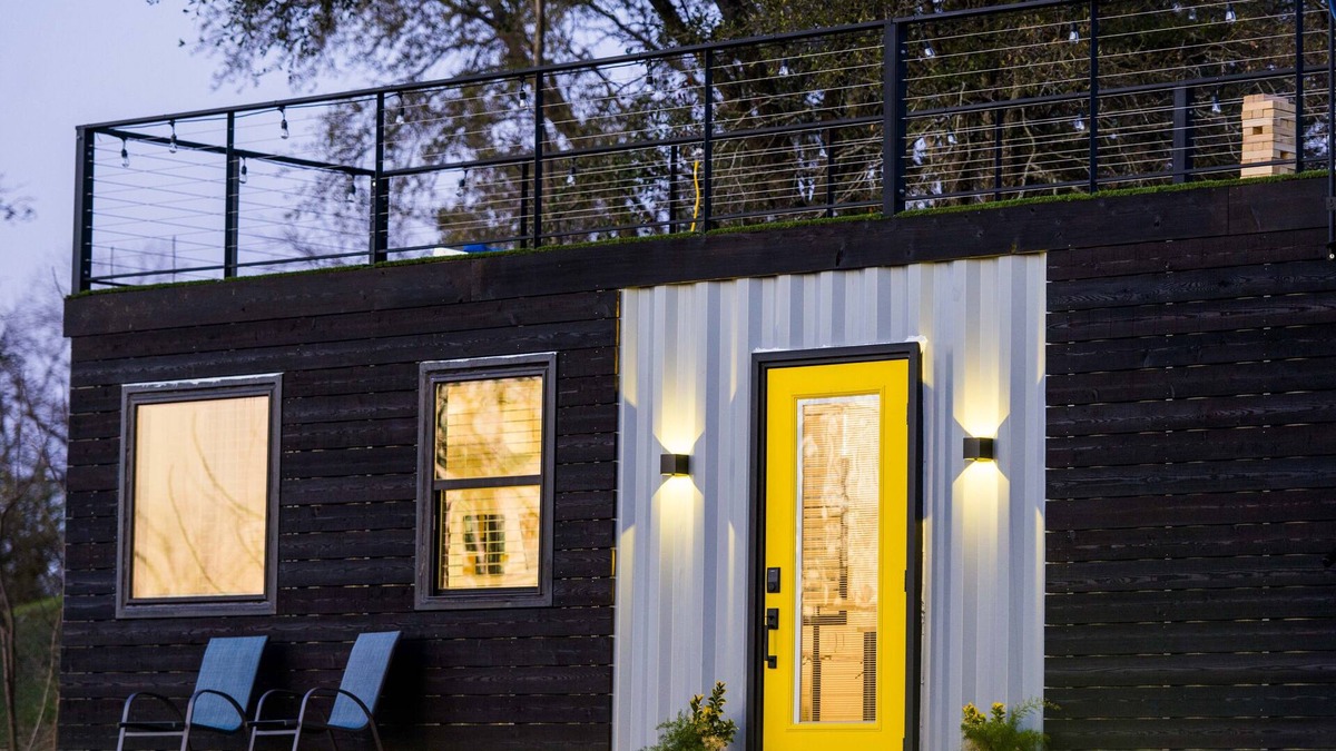 Waco Apartment | Tiny Container Home with Rooftop Deck