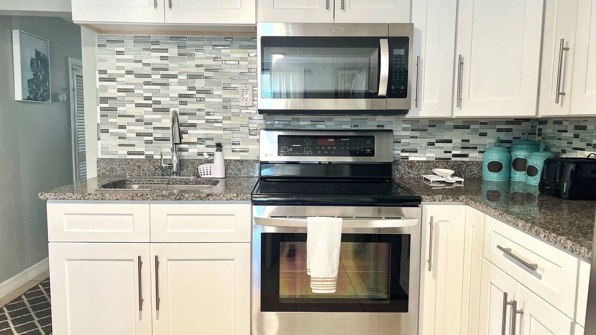 Oneco Cottage | Tiny Cottage 3-Bedroom Sleeps 6: w/WiFi in Marvelous Bradenton 10 min from IMG