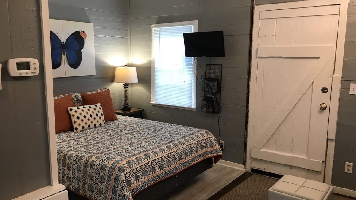 Beach Institute Cottage | Tiny Cottage 535 in Savannah's Landmark Historic District