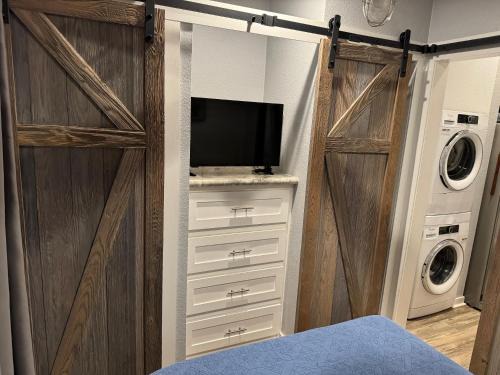 Austin Resort | Tiny Cozy Cabin Away From Home