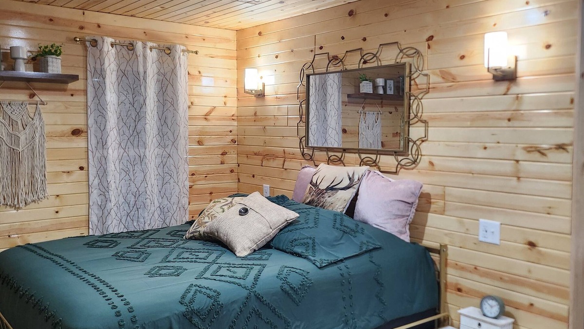 Edina Cottage | Tiny Cozy Cottage in Edina, MO