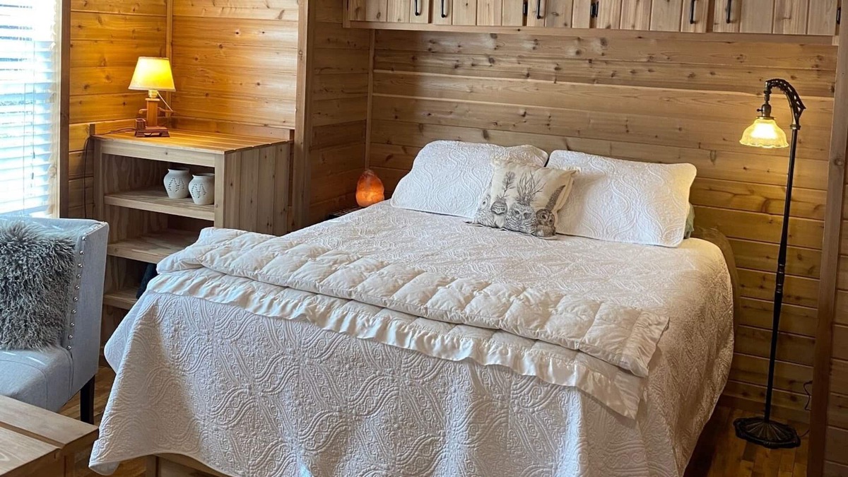 Carbon Hill Cottage | Tiny cozy Cottage in Hocking Hills Ohio Area