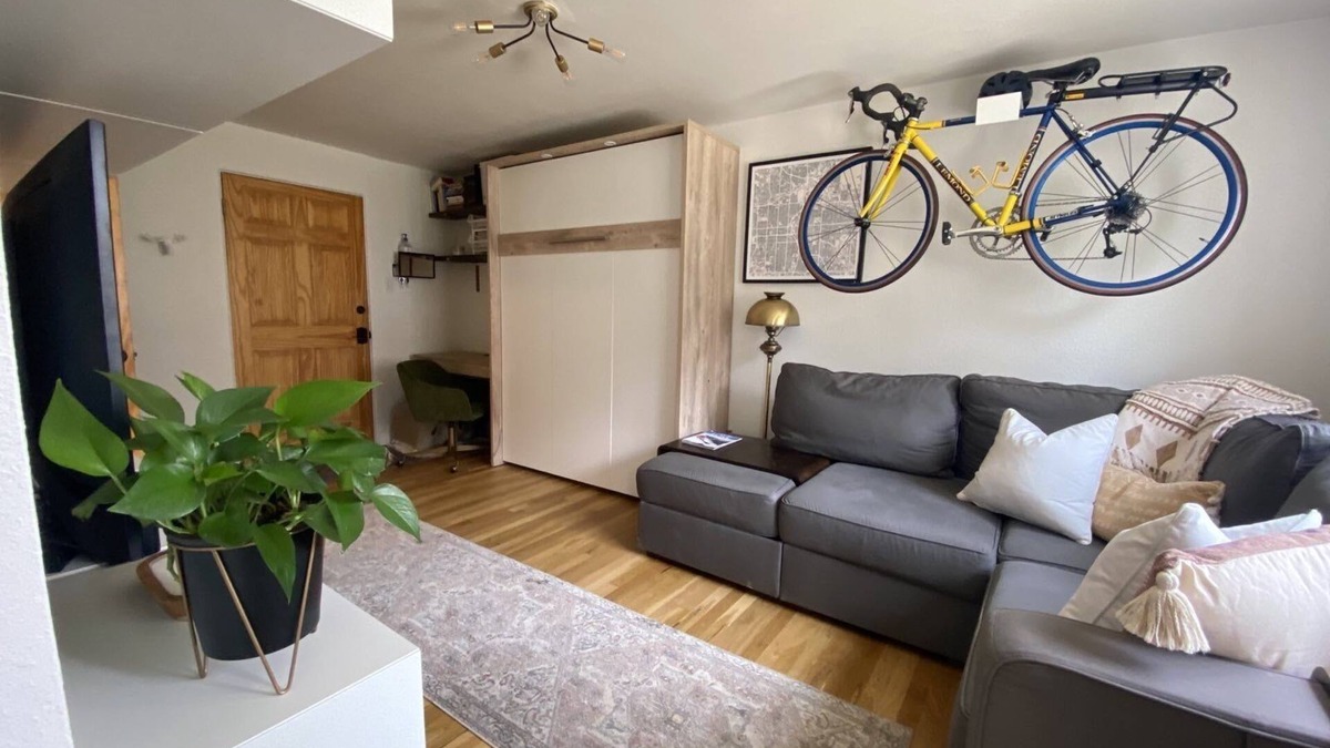 Highland Apartment | Tiny Den in the Highlands, walk to everything!