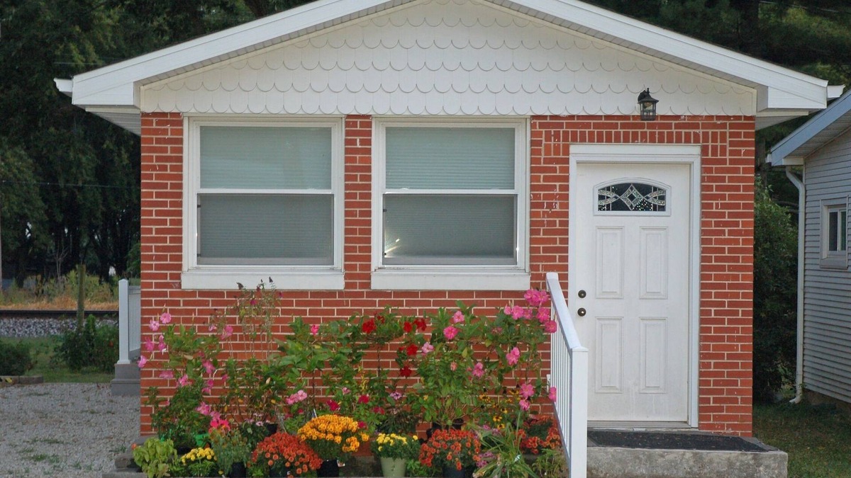 Niantic House | Tiny Home Between Decatur & Springfield 1 mile north of I-72
