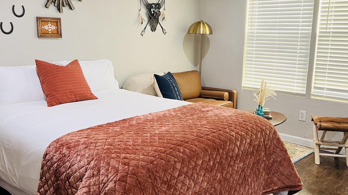 Carter Riverside House | Tiny home in Fort Worth. “Casita” - Cozy and cheerful home