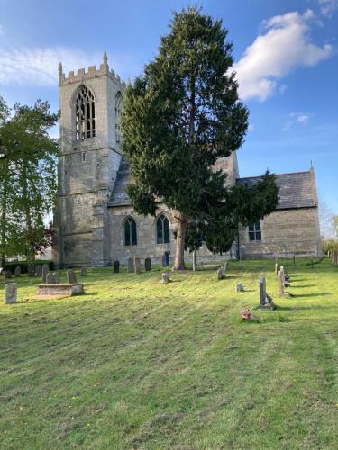 East Drayton Ski Chalet | Tiny home in Grade 1 listed church garden