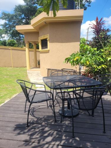 Mandeville Apartment | Tiny home- likle but wi tallawah