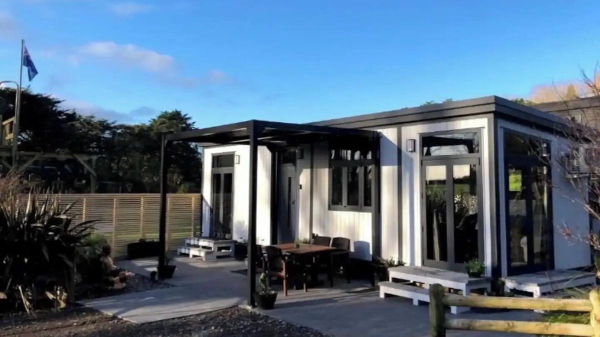 Egmont Village House | Tiny Home Luxury Farm Escape close to Mount Taranaki & central New Plymouth