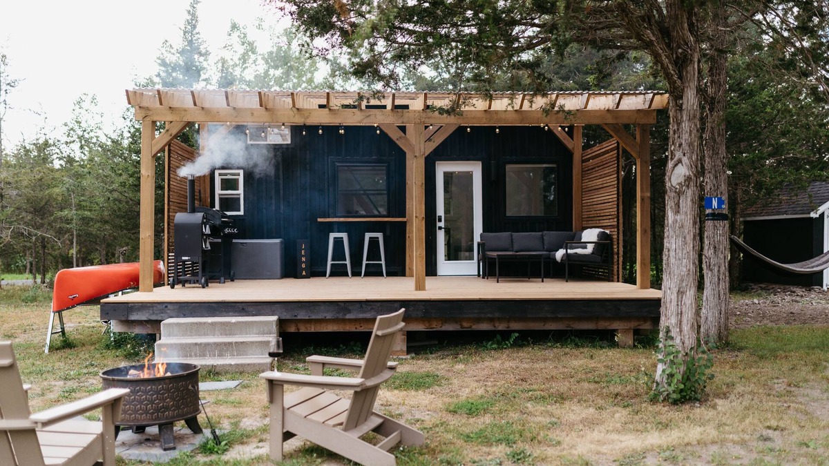 Tyendinaga Mohawk Territory House | Tiny Home Near Wine Country with Stargazing Loft