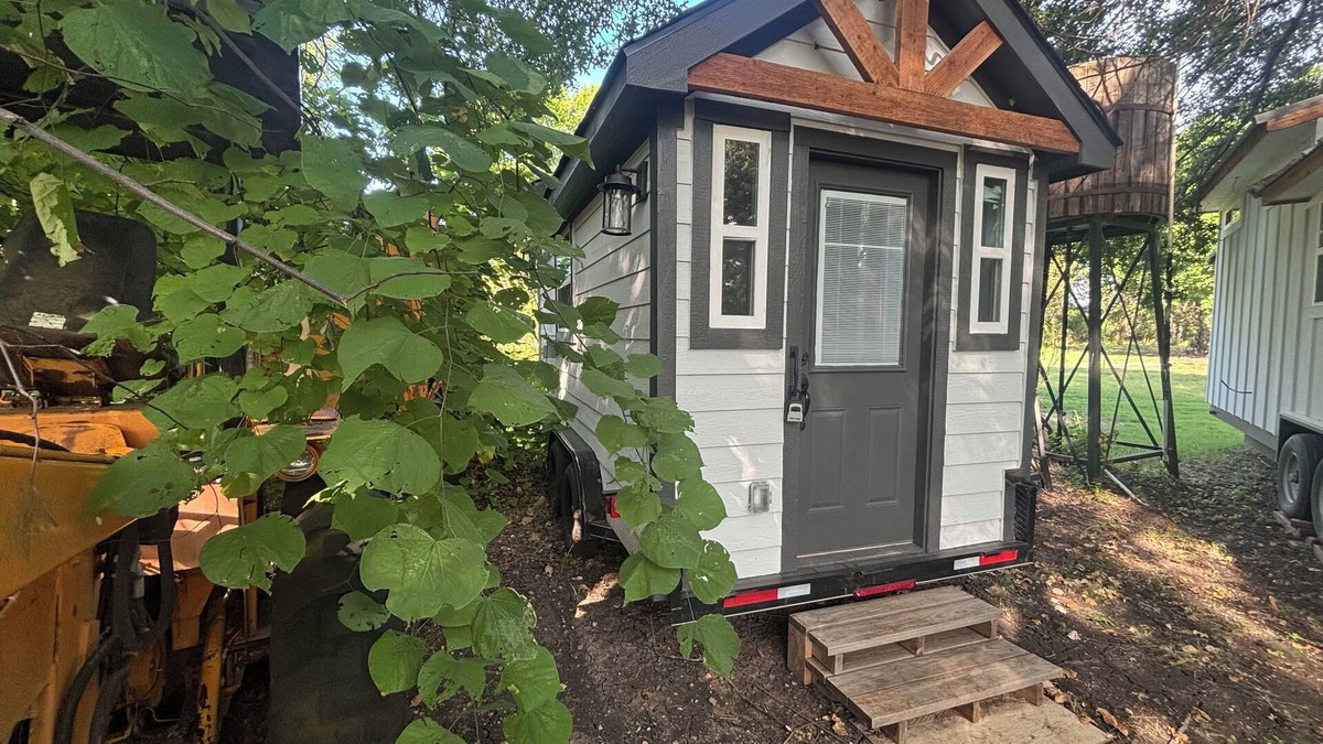 Azle Apartment | Tiny Home near Lake Weatherford and Dove Ridge Winery