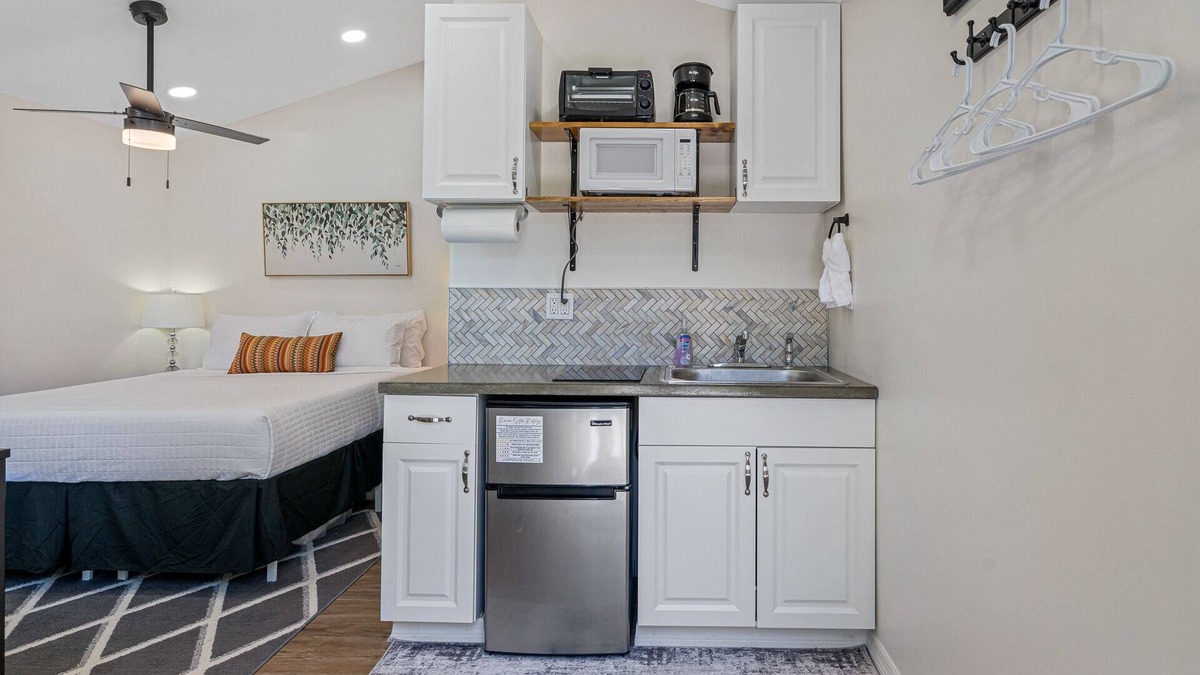 Northeast Tampa House | Tiny Home Near USF and Downtown—Patio, Fast Wi-fi