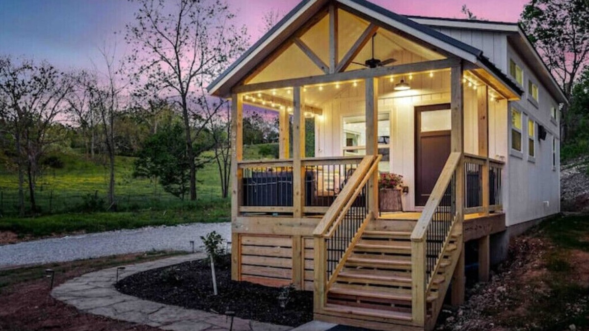 Bentonville Cottage | Tiny Home on Price Coffee Rd! Sleeps 6!
