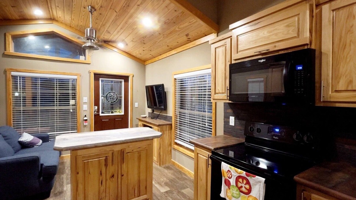 Wyldwood House | Tiny Home Retreat Near Austin: Perfect for Couples or Groups of Four 🌿