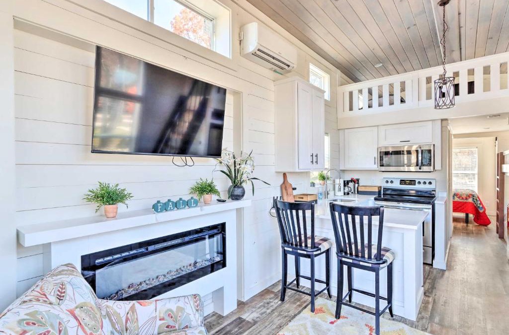 Morganton House | Tiny Home Retreat with Fire Pit about 3 Mi to Lake!