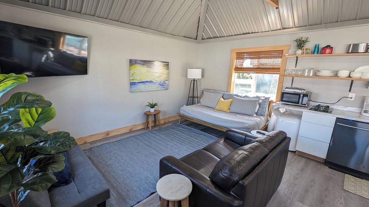 Stow Cottage | Tiny House #2 - Spacious & Modern "Tiny Home" with 2 bdrms - Lakefront Property!