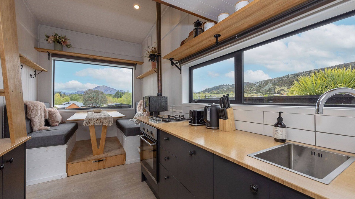 Wanaka Cabin | Tiny house - big fun! Mountain views, private garden, indoor & outdoor fires.