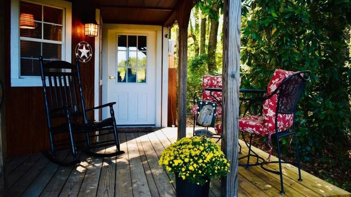 Chesterfield Cabin | Tiny House Cabin Unique in Town Stay