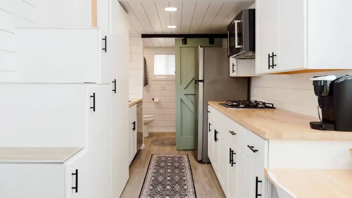 West Central House | Tiny House - Centrally Locatednn