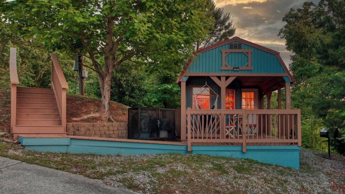 Gatlinburg - Pigeon Forge Cottage | Tiny house experience! Re-discover Life, Love, Self and Peace