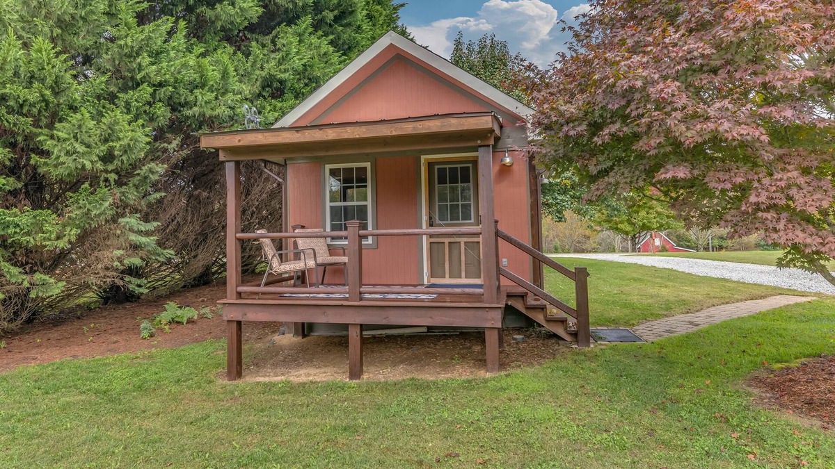Hendersonville Cabin | TINY HOUSE IN MEADOW SETTING/HENDERSONVILLE/APPLE ORCHARD & WINERY AREA