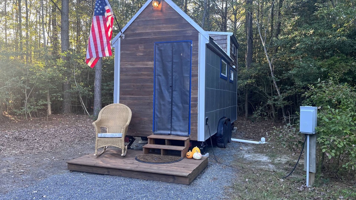 Lincoln House | Tiny House in the Woods, sleeps 3, full bath, linens provided, keurig & k cups