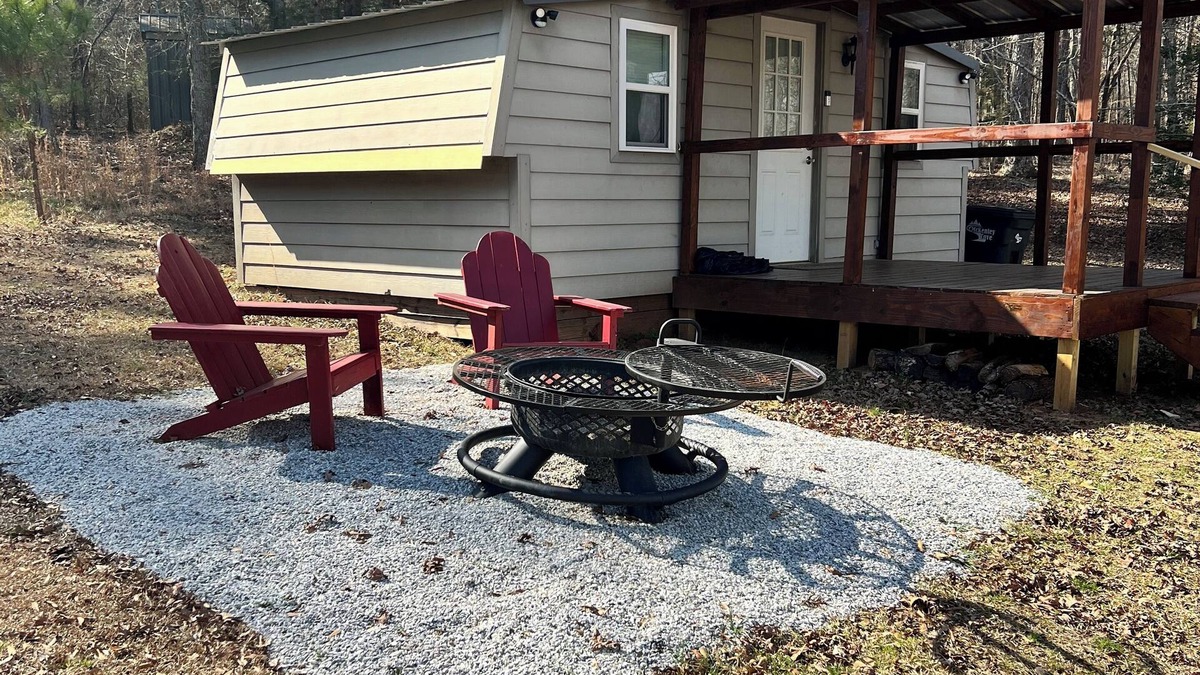 Calhoun Falls Apartment | Tiny house living with Private Lake. (Pet Friendly!)