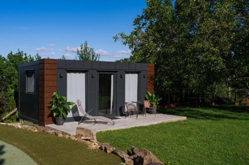 Kobyli Apartment | TINY HOUSE mezi sklepy