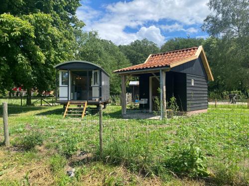 Aalten Apartment | Tiny house, pipowagen onder de kastanje