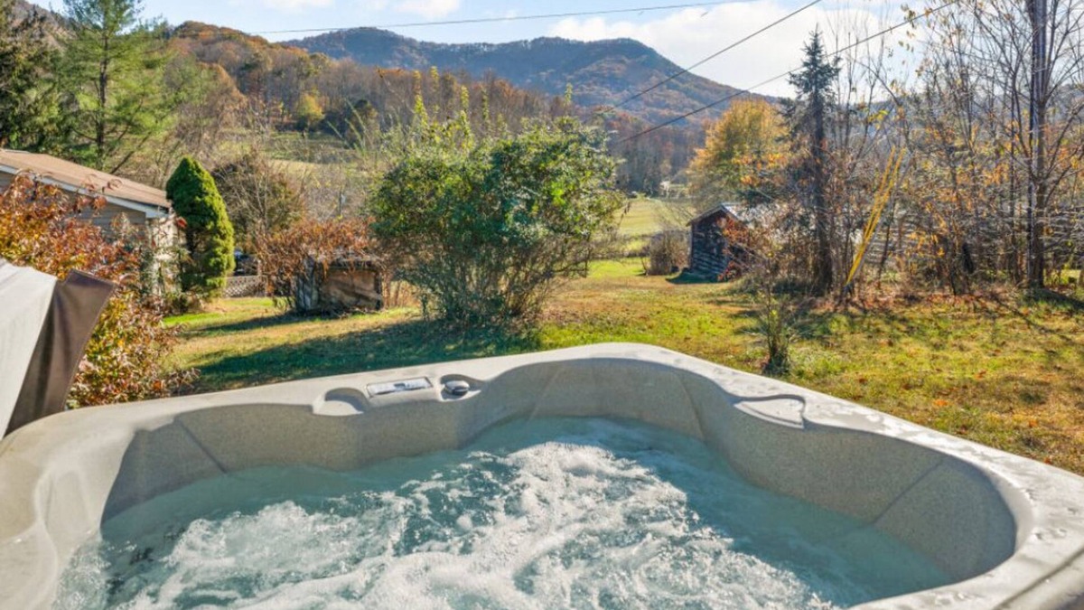 Candler House | Tiny House w/Mountain View’s & Hot Tub