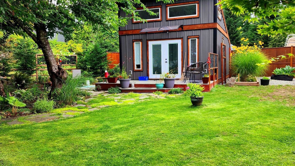 Campbell River House | Tiny House with HOT TUB!nPerfect for a getaway!nNear golf, fishing & hiking!nn