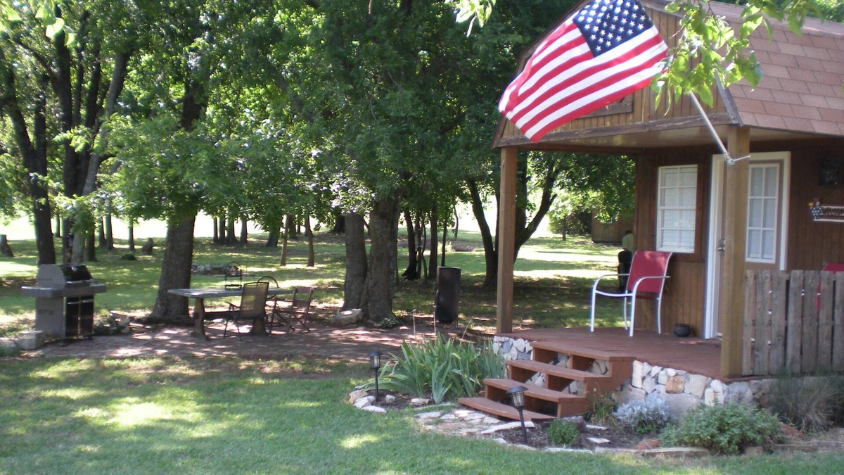 Sulphur Cottage | Tiny house with full-size amenities tucked away in the countryside