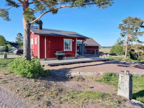 Taivassalo Ski Chalet | Tiny house with sauna and hot tub close to archipelago