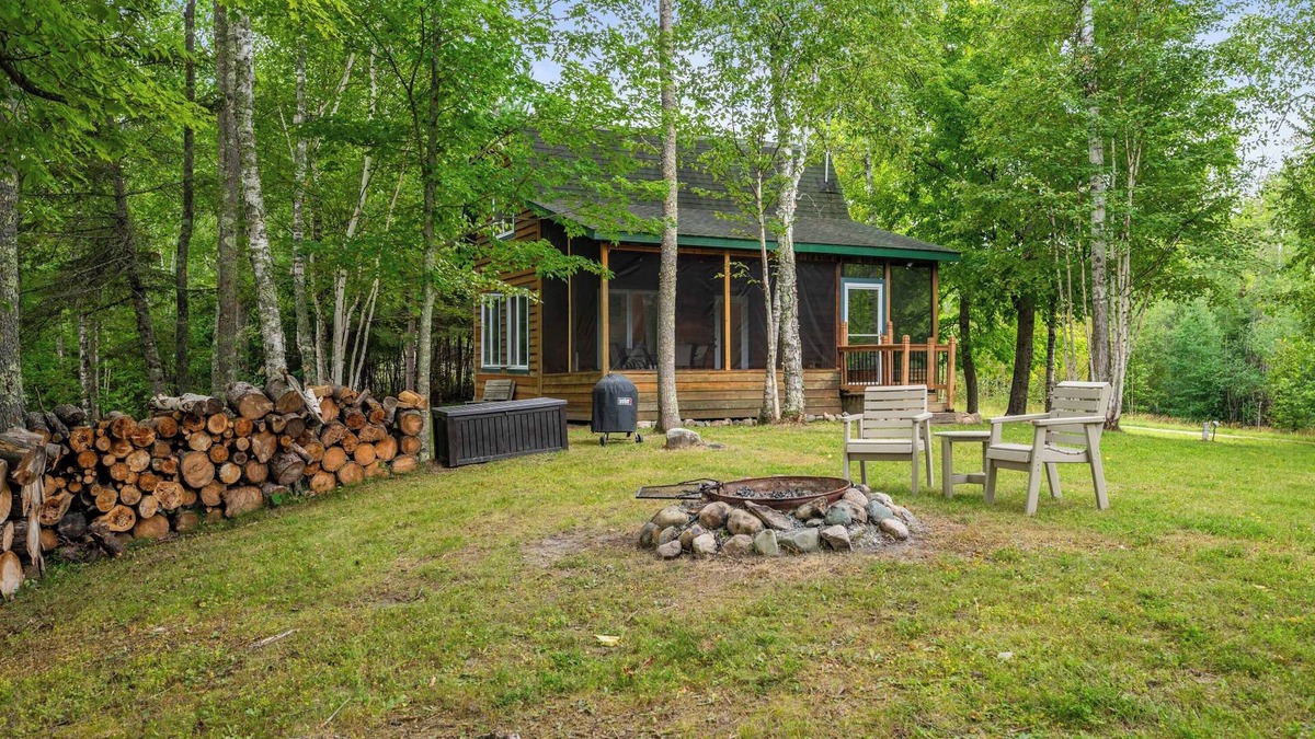 Bigfork Cabin | Tiny house with sleeping loft, full kitchen and 3/4 Bathroom with Sauna! - Pet Friendly!