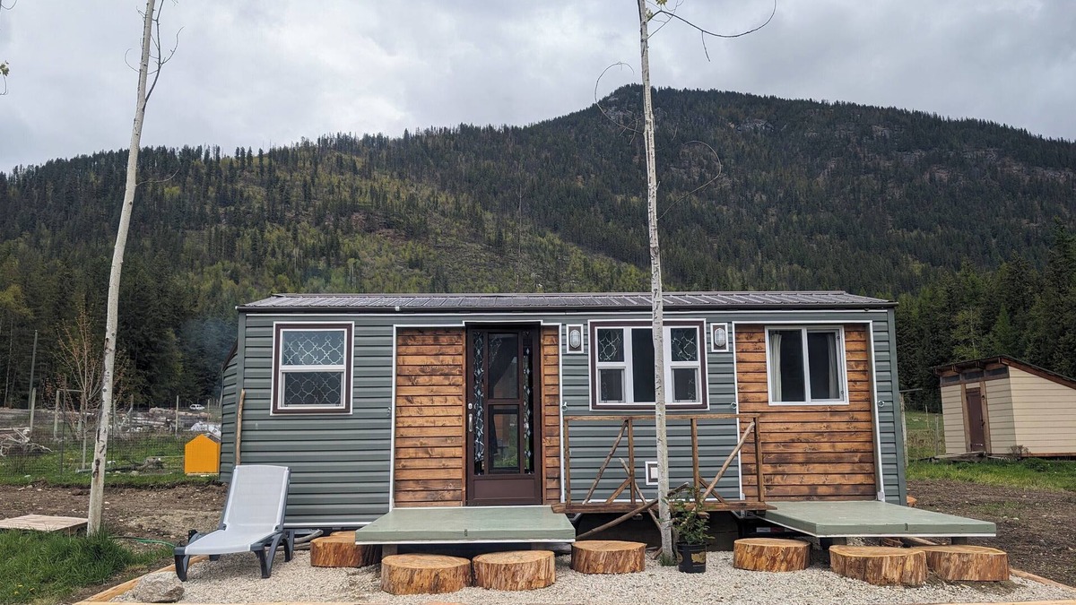 Nakusp House | Tiny House with stunning mountain views, steps from Arrow lake. Pet- friendly!