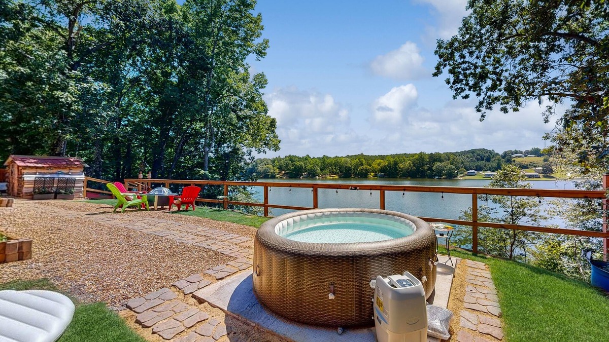 Delta House | Tiny House with wifi, private W/D, lake views + dog friendly