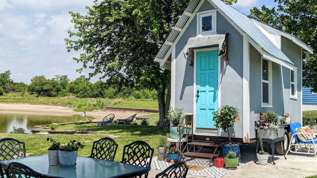 Plattsmouth Cabin | Tiny LAKE House! 10 Minutes from Omaha