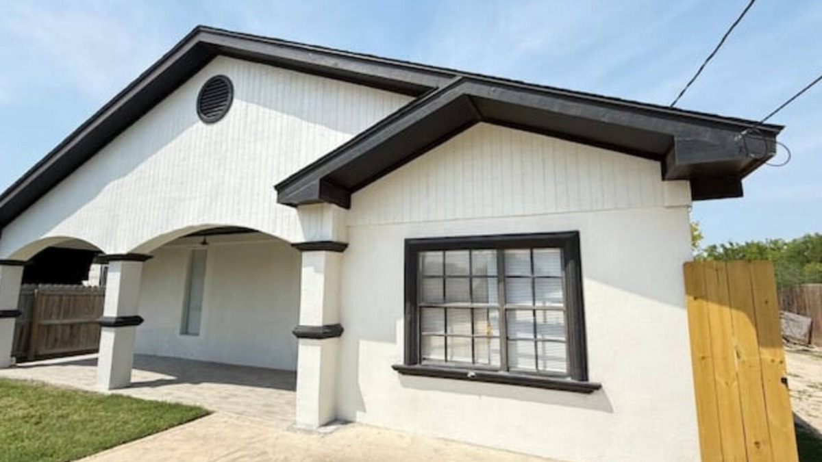 Edinburg House | Tiny Party House/Above Ground Pool/Backyard Fun!