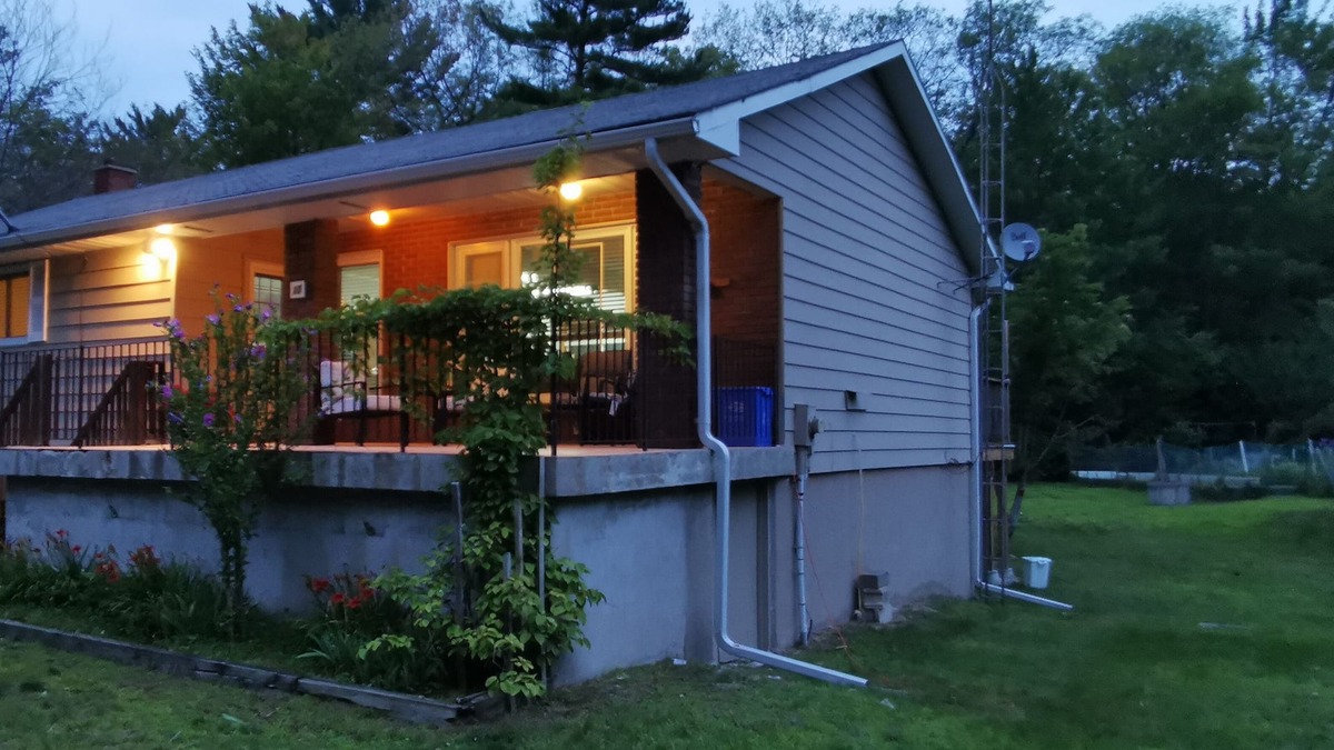 Tiny Cottage | Tiny Reds - Spacious and Cozy Cottage next to Cove Beach