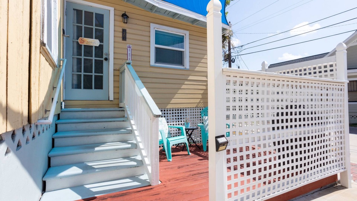Historic Uptown Apartment | Tiny rental +patio+BBQ+2bikes+Parking- great area!