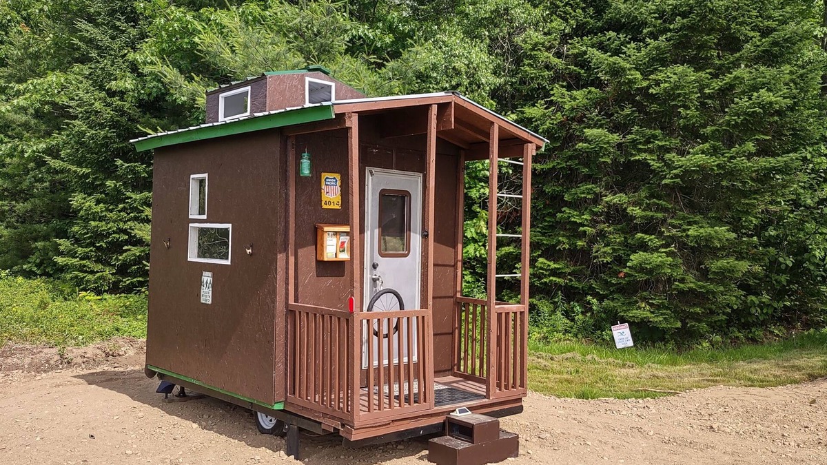Lincoln Cabin | Tiny Tiny Caboose Cabin Replica