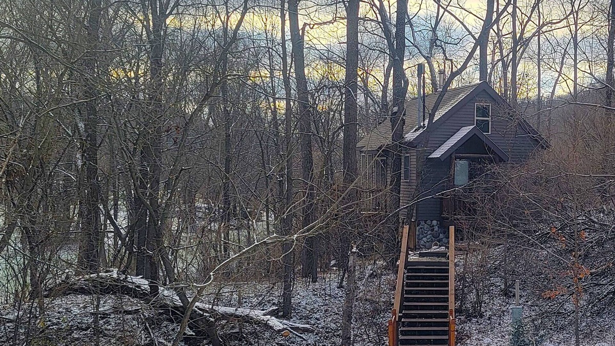 Elba Cabin | Tiny Treehouse Cabin Retreat, Riverside, Adults Only, No Pets, Peace and Quiet!