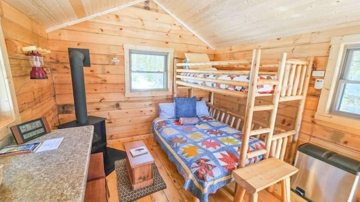 Hovland Cabin | Tiny Tuloon Off-Grid Amish crafted log cabin near the BWCA & SHT - Sled Dogs!