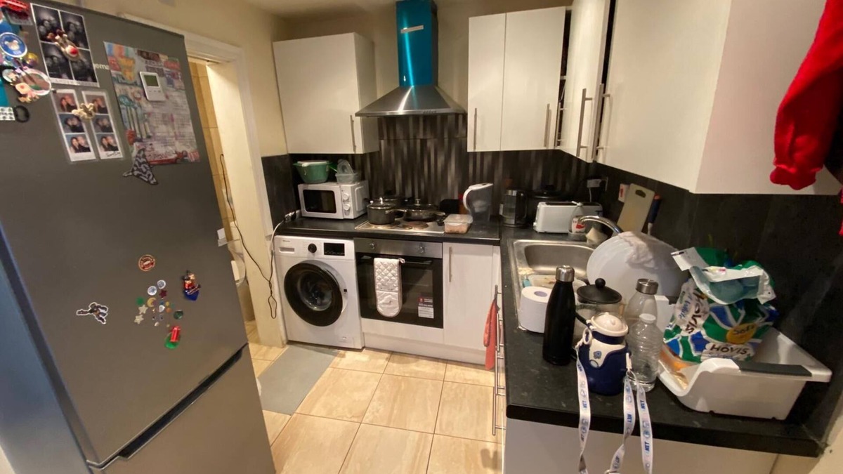 Burnt Oak House | Tiny warm home family
