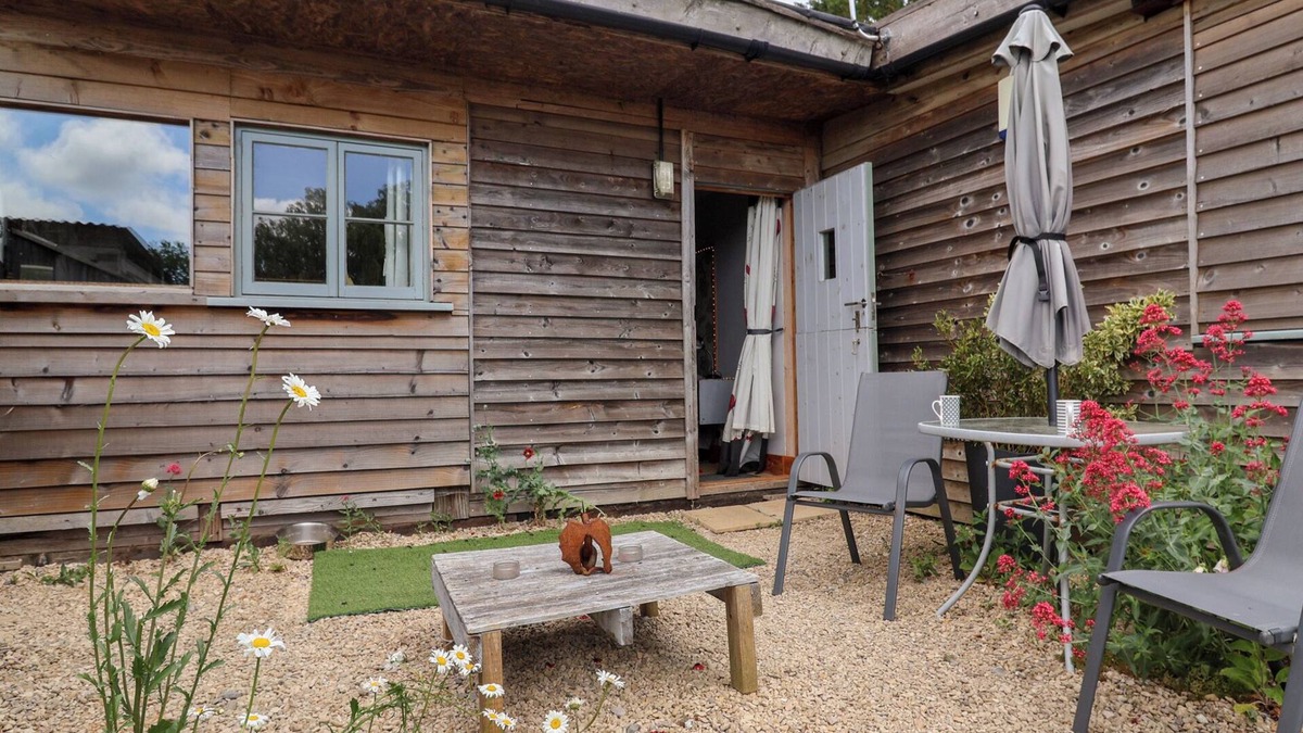 Blandford Forum Cottage | TINY WILLOW, pet friendly, with a garden in Child Okeford